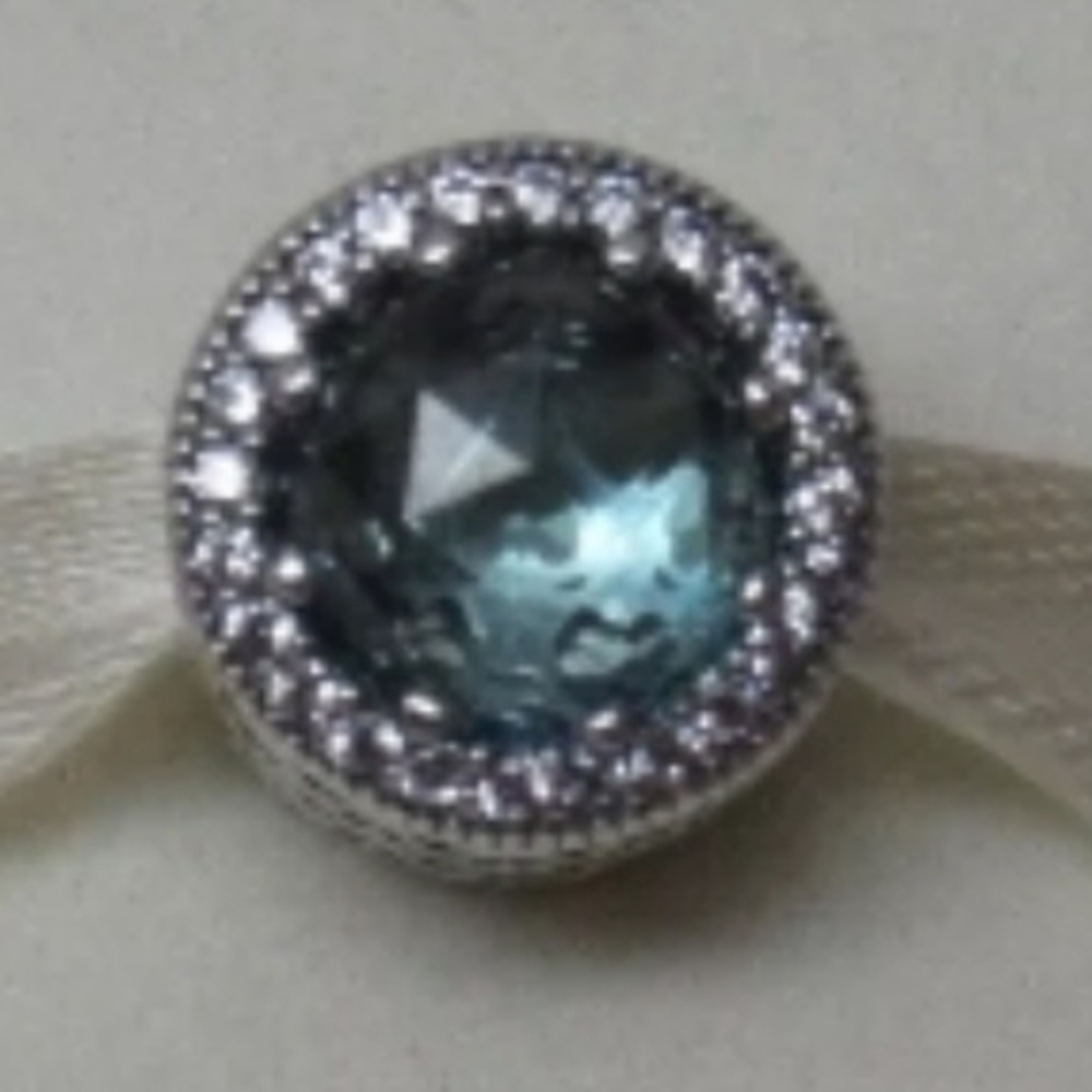 Pandora glacier blue, radiant hearts, charm - Picture 2 of 8